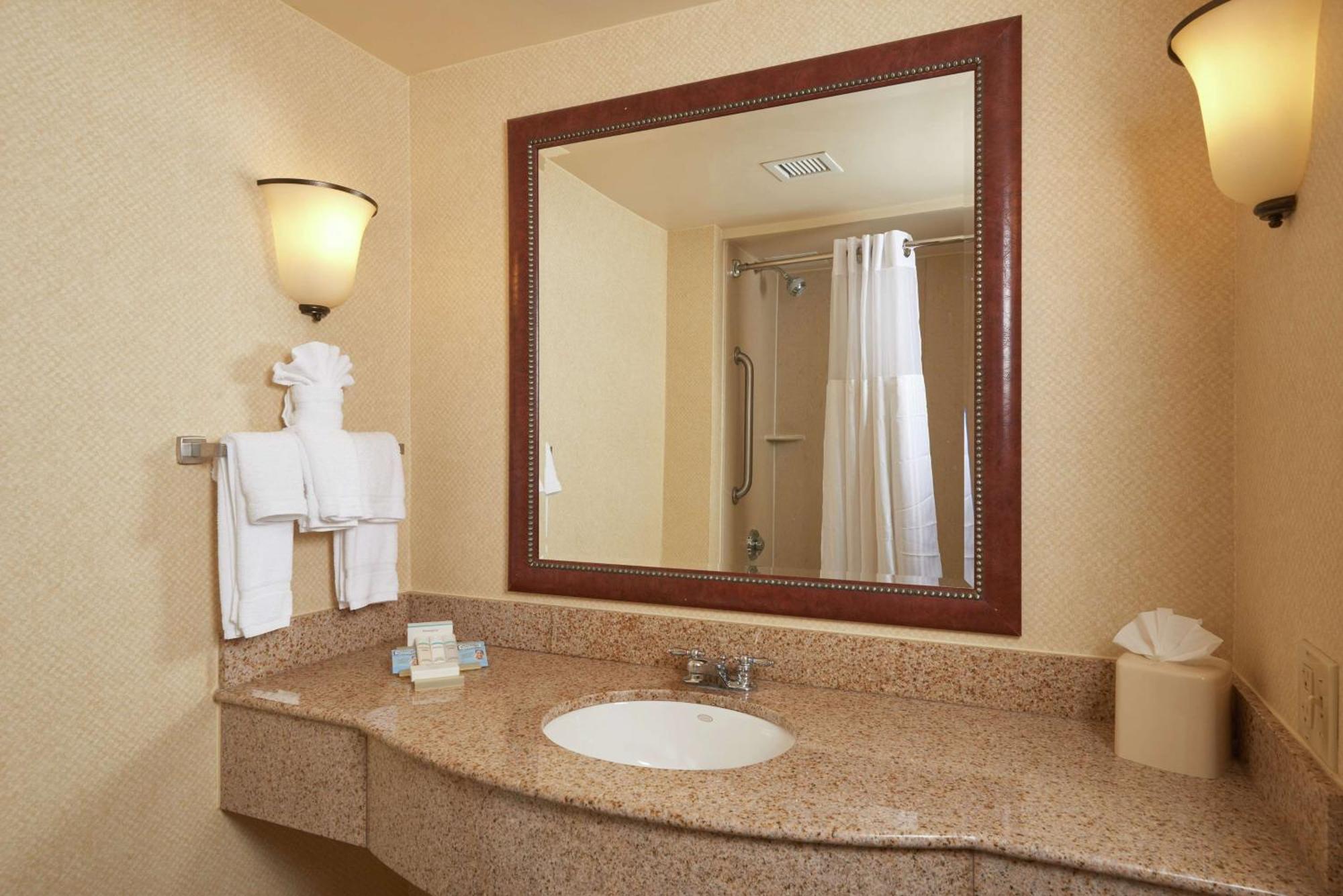 Hilton Garden Inn Нюпорт Нюз Екстериор снимка